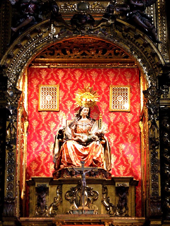 Altar Mayor 04-La Virgen cambiando los pañales al Niño