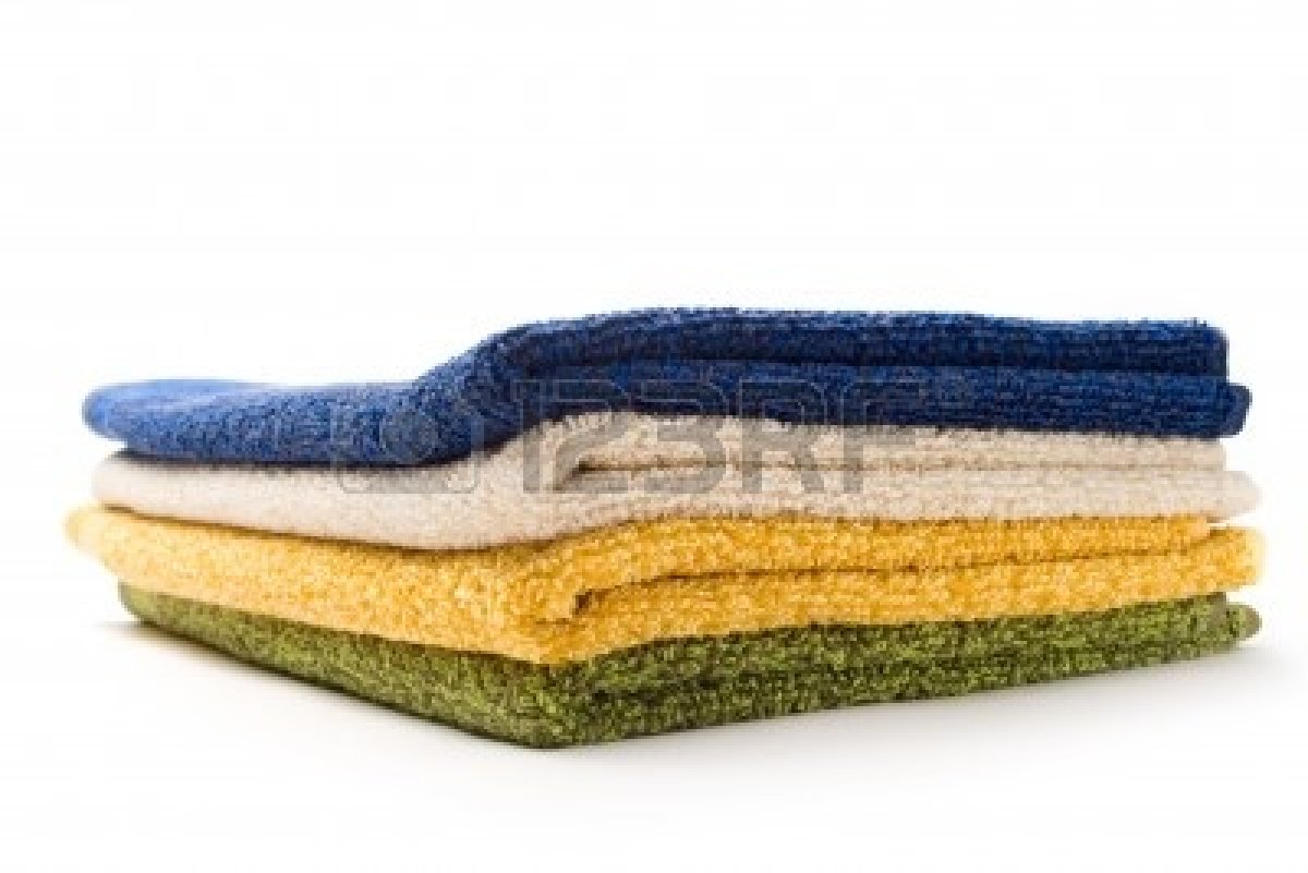 11760146-un-monton-de-toallas-en-blanco